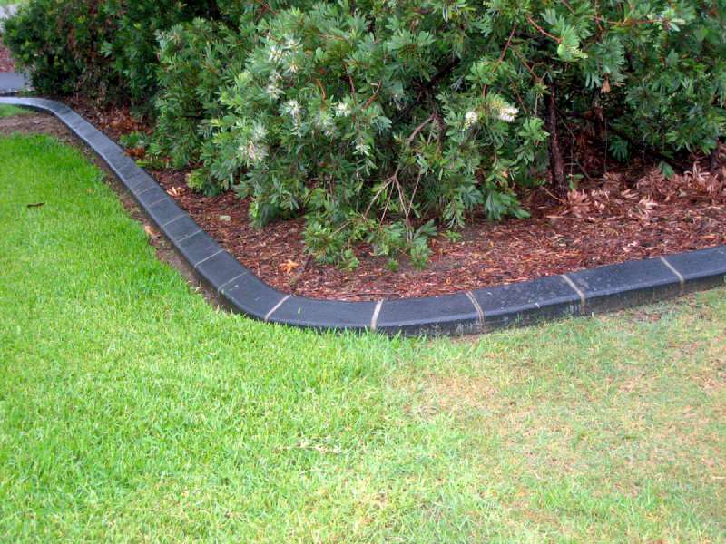 Install Edging in Your Garden – Simple Guide